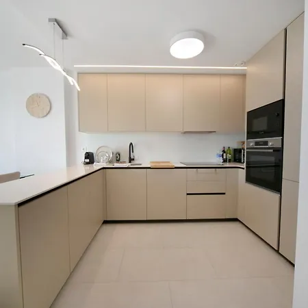 Silver Tower 5b Apartment *